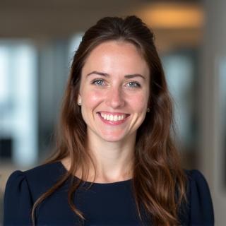 Portráid de Aoife Ní Cheallaigh, aoibh uirthi.